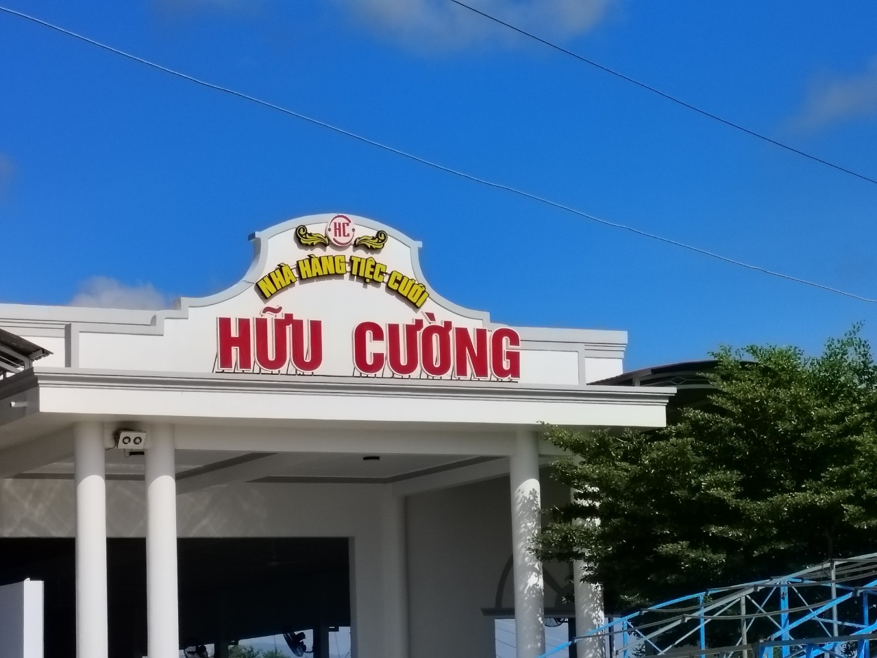 thi công biển hiệu tiệc cưới