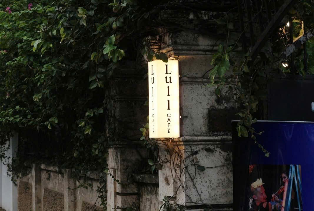 Gia công hộp đèn led mica dạng đứng