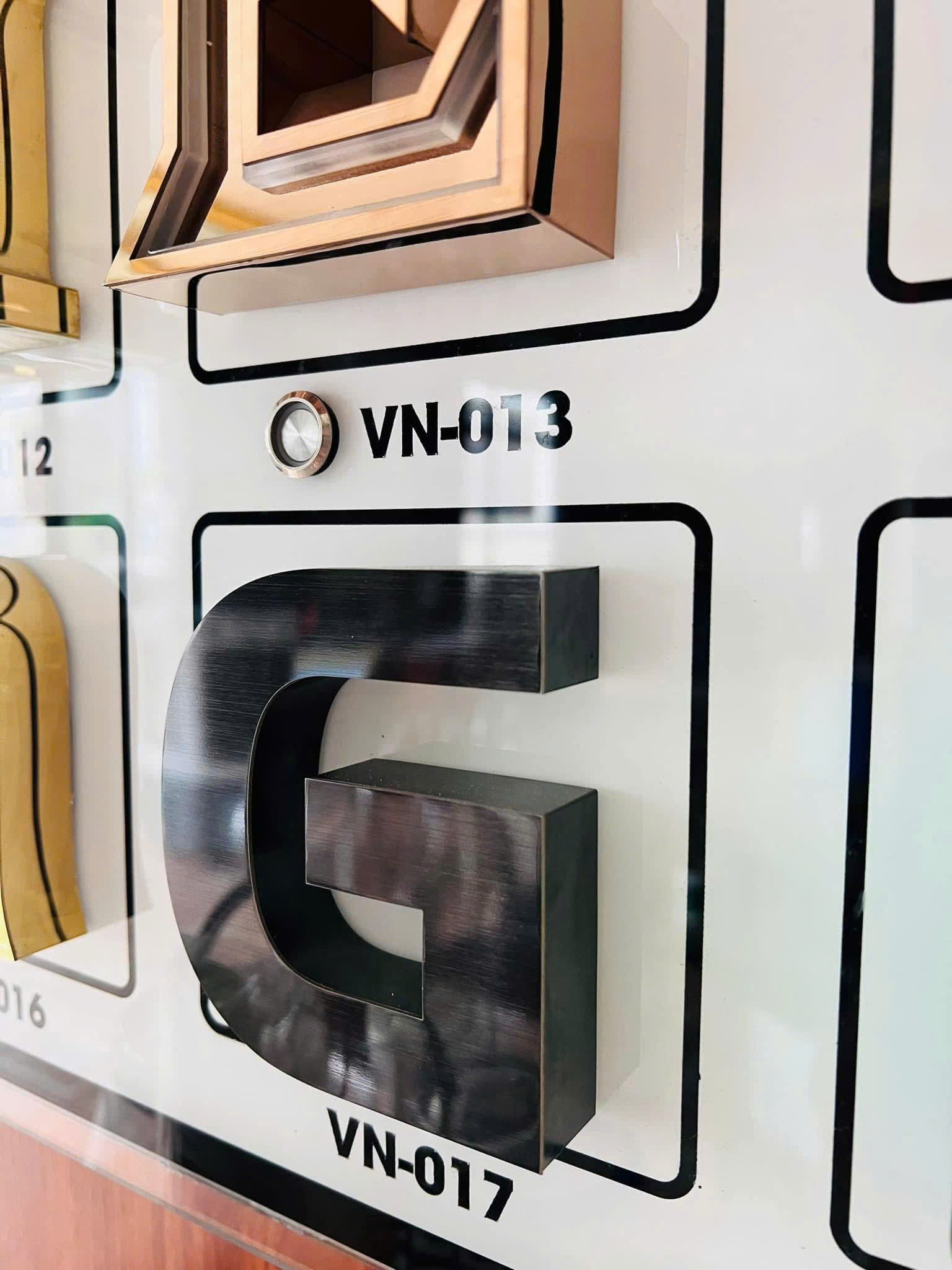 gia công sản xuất chữ inox tráng gương màu đen