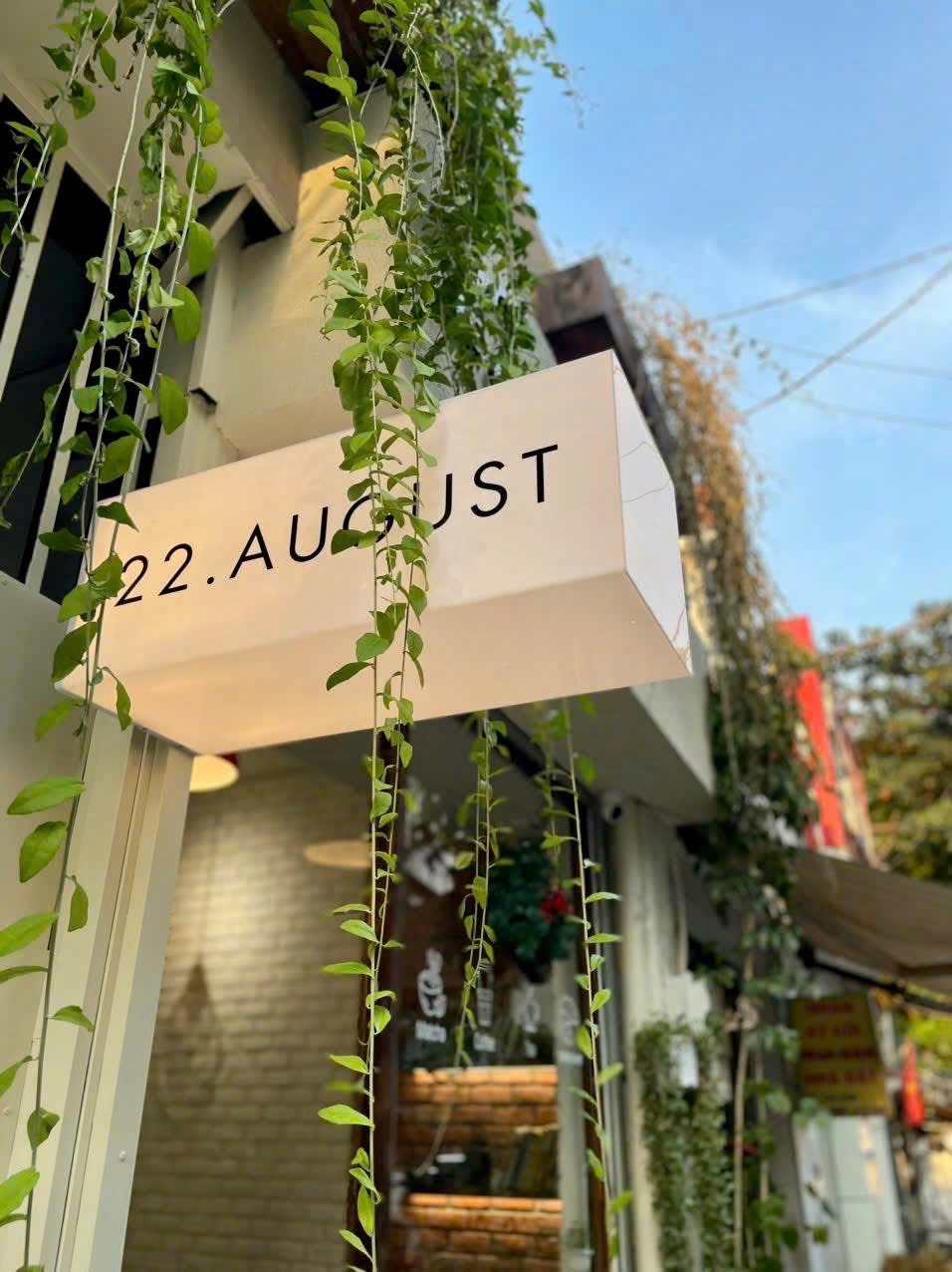 Thi công hộp đèn mica led treo tường