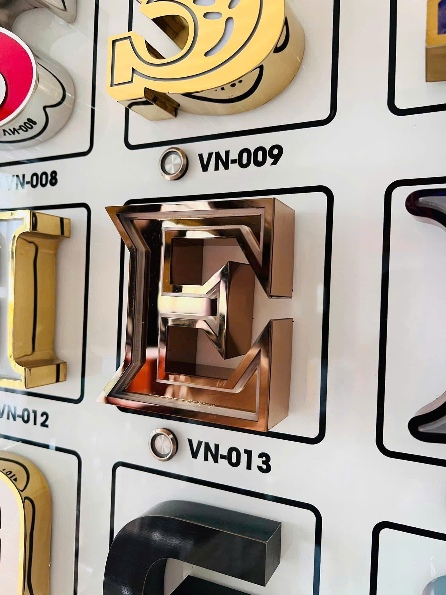 thi công chữ nổi inox vàng tại mũi né