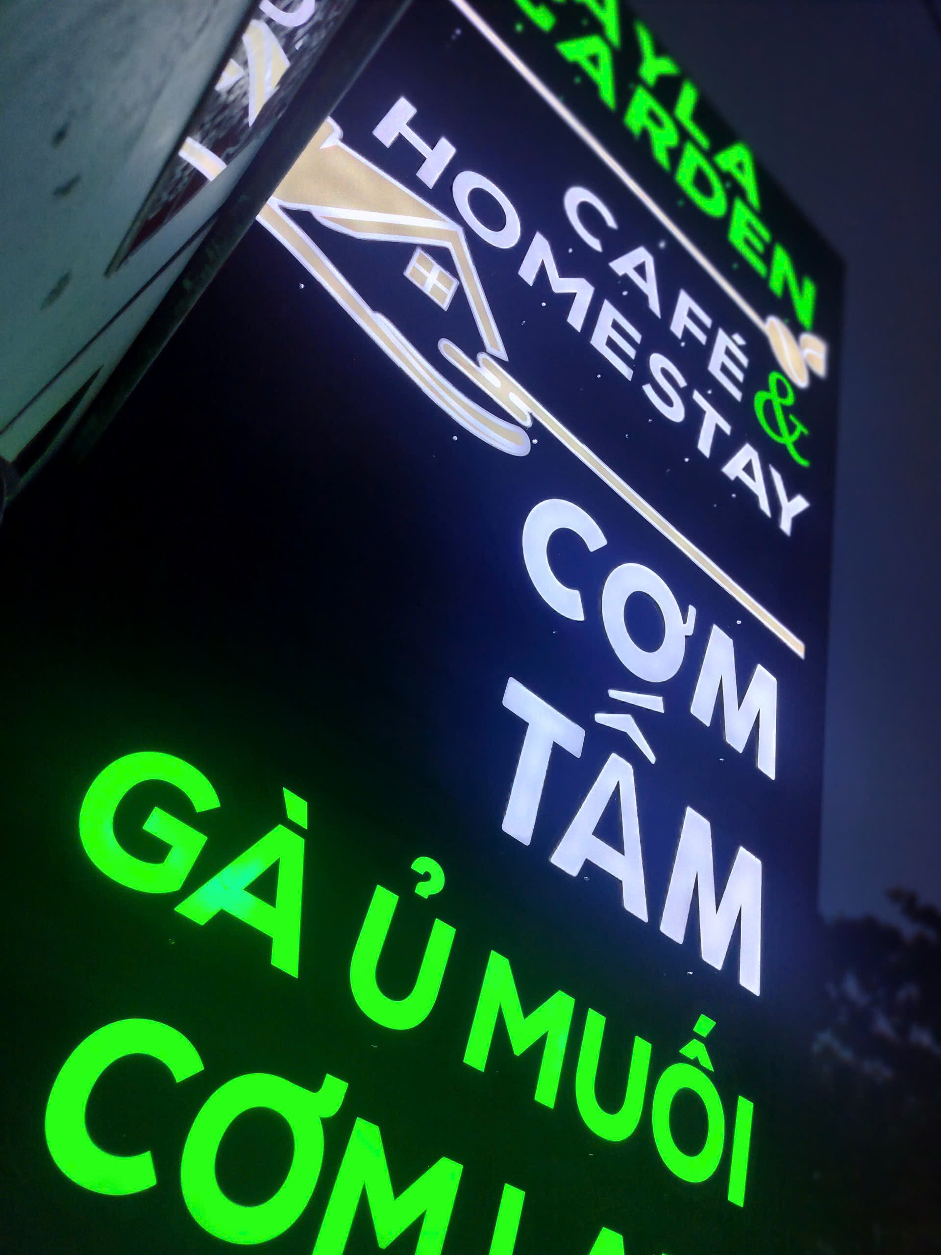 làm biển hiệu chữ nổi cơm tấm đèn led