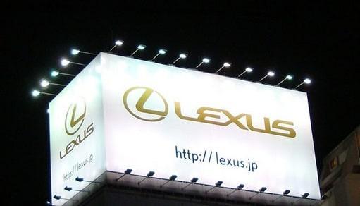 thi công bảng hiệu đèn led rọi ngoài trời cho hệ thống xe hơi