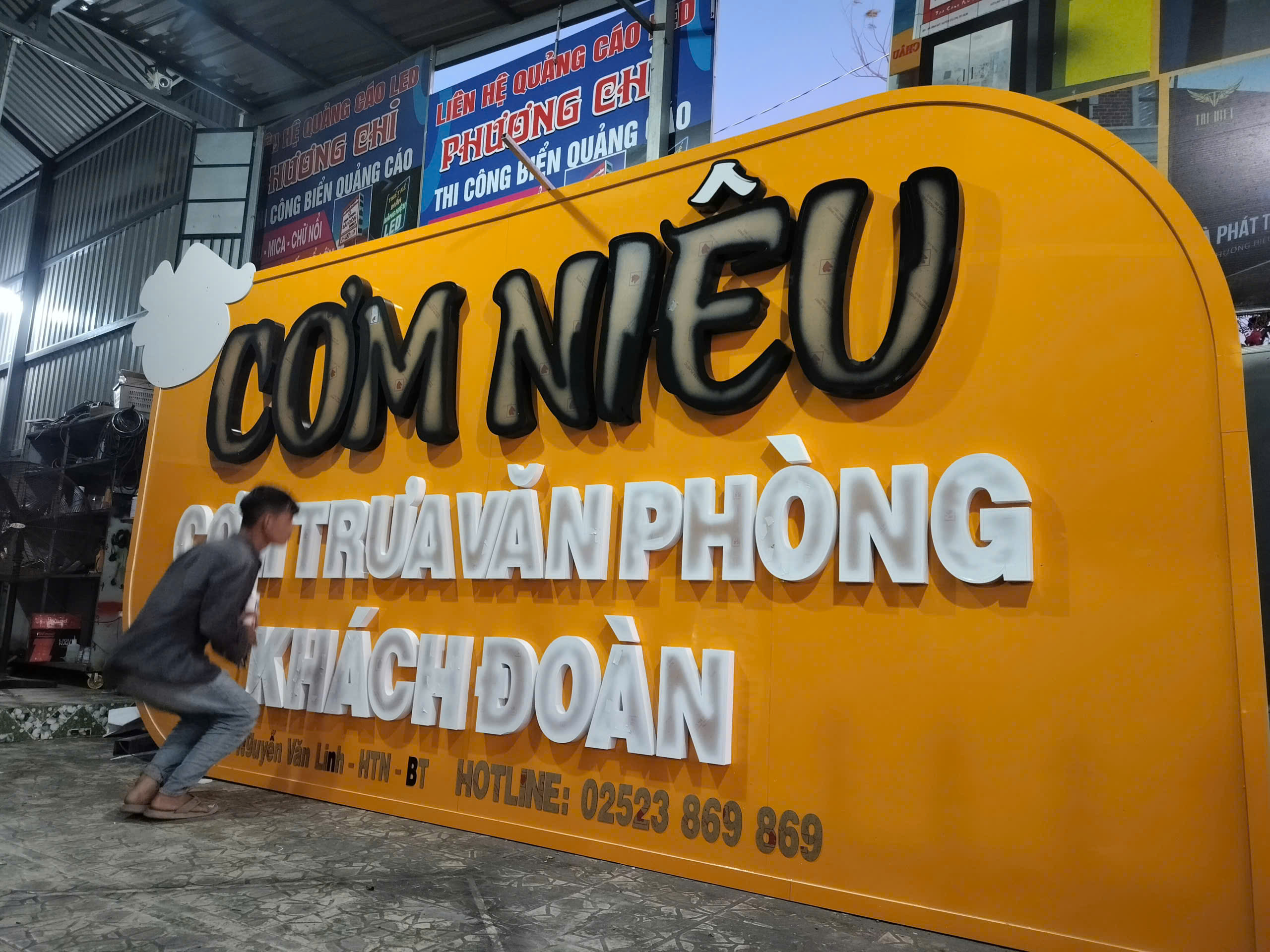 Gia công bảng hiệu quán cơm Bình Thuận