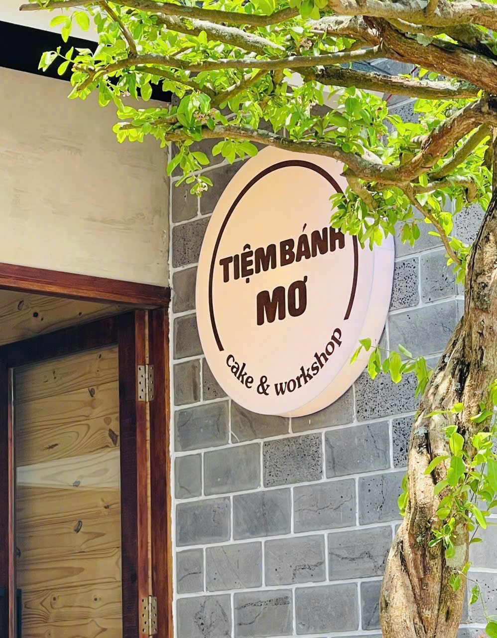 thi công hộp đèn mica tròn treo tường